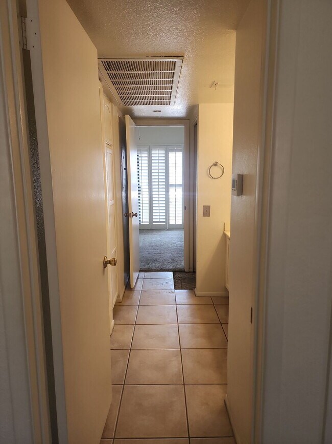 Building Photo - "Charming 2-Bed/1-bath in Phoenix with Cozy 704 Sq Ft Layout – Your Perfect Retreat in Phoenix!" ...
