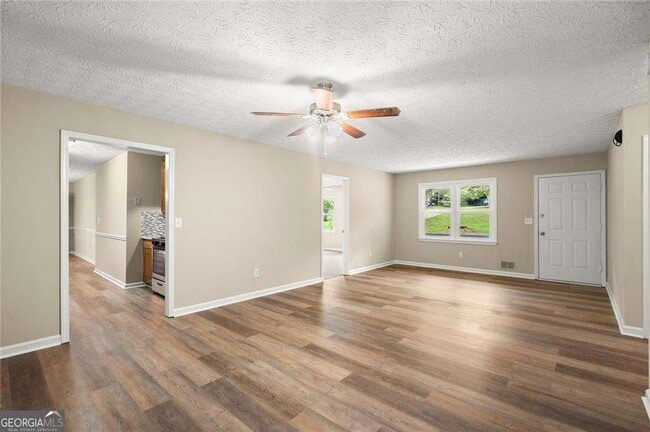 Building Photo - 200 E Country Woods Dr