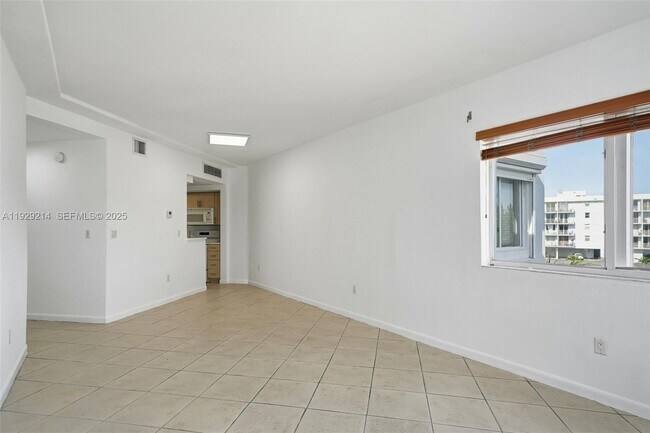 Building Photo - 1185 Marseille Dr