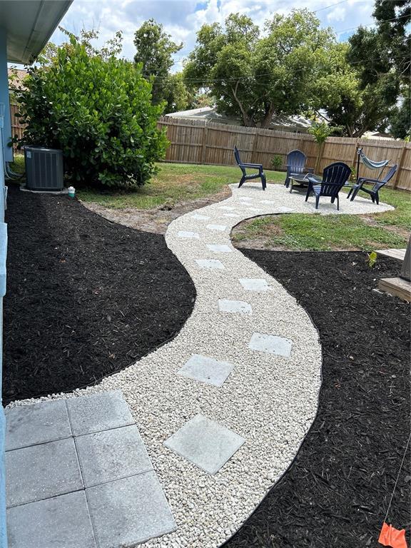 Building Photo - 688 CONSTANCE Rd