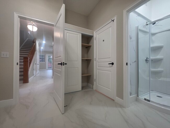 Building Photo - 637 Hillcrest St