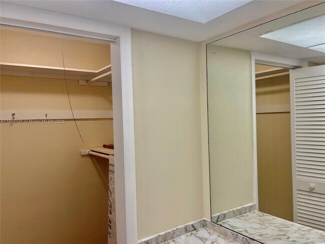 Building Photo - 10290 N Military Trl