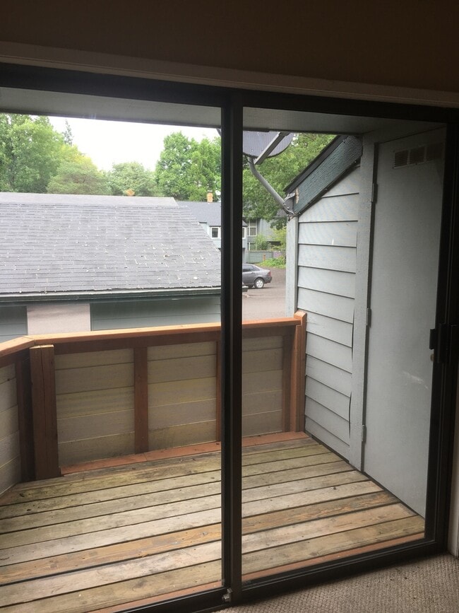 Building Photo - 1 bedroom Condo near Washington Square Mall with seasonal outdoor pool!!