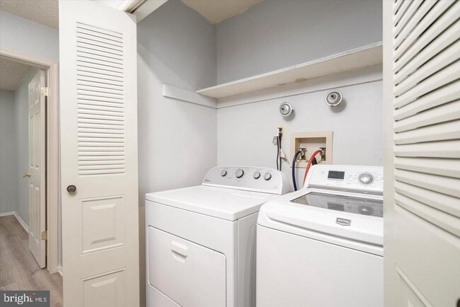 Building Photo - 110 Versailles Ct