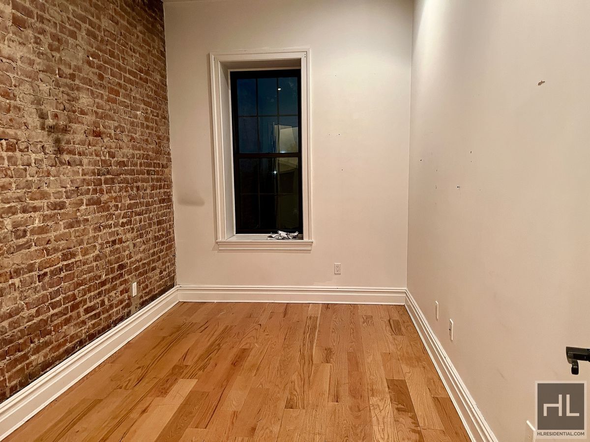 Building Photo - 6BR 3BA Historic Limestone Duplex In Crown...