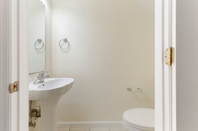 Building Photo - 108 N Gray Ave