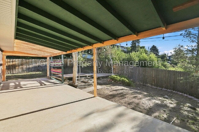Building Photo - 852 S Quail Way