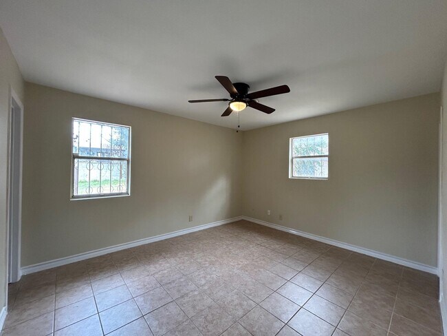 Building Photo - 1006 Laurel Dr