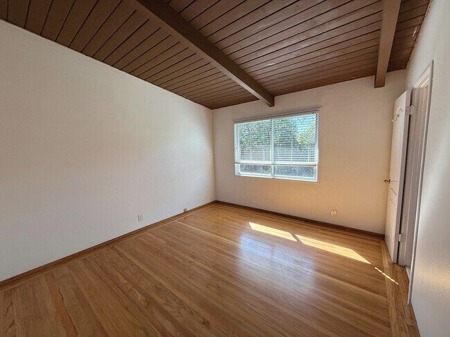 Building Photo - 1652 Borden St
