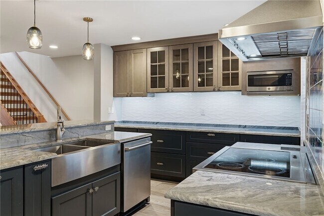 Building Photo - 709 Clyde St