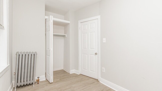 Building Photo - 2716 W Rosemont Ave