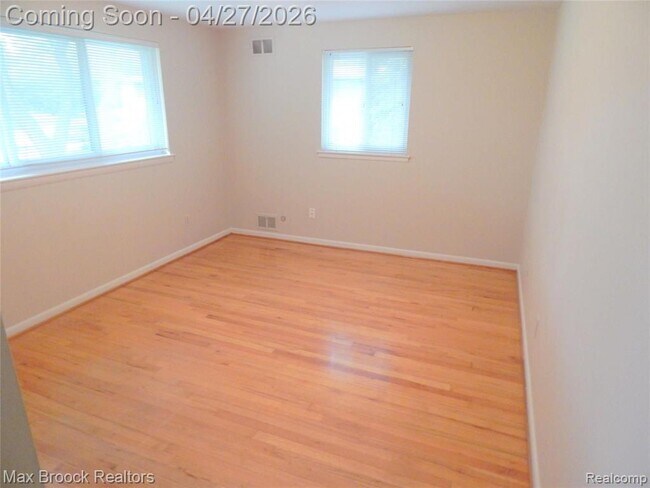 Building Photo - 116 E Hickory Grove Rd