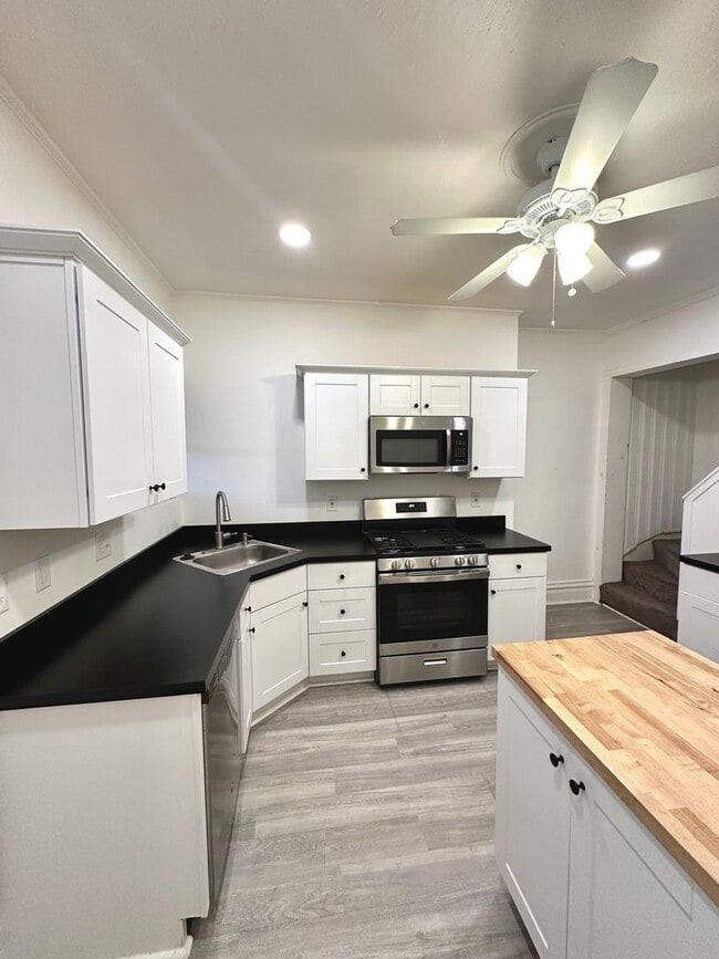 Building Photo - Fully Renovated 2 Bed, 1 Bath w/ Bonus Roo...
