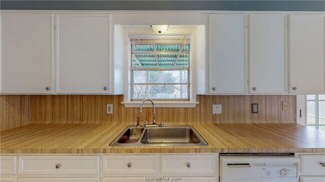 Building Photo - 1107 Braeswood Dr