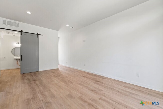 Building Photo - 1208 N Academy Ave