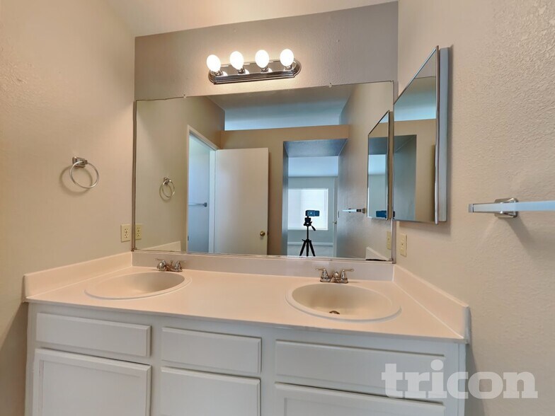 Building Photo - 213 Jana Way