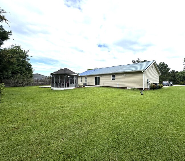 Building Photo - Minutes to Back Gate & Stone Bay!