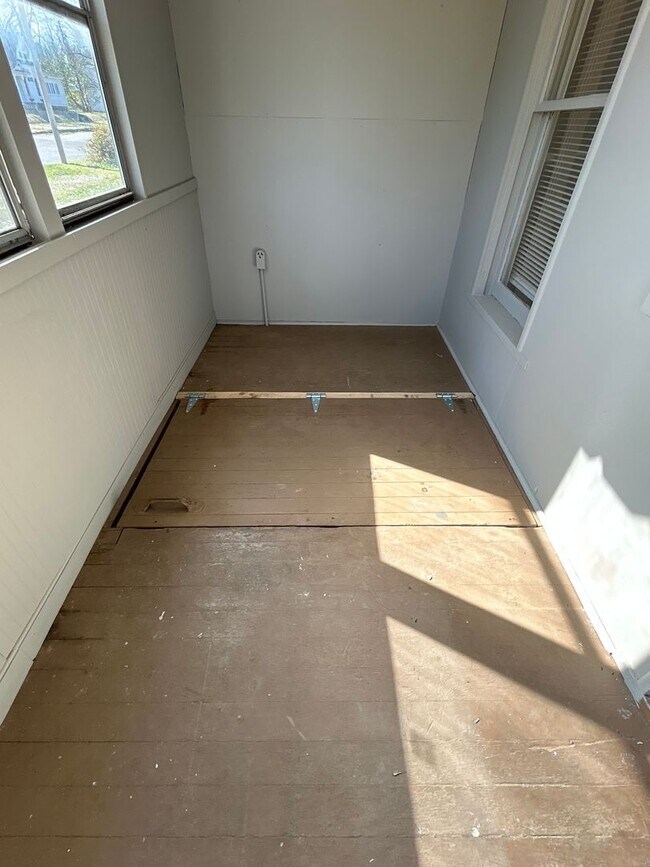 Building Photo - Remodeled And Very Adorable 3 Bedroom/2 Bathroom House