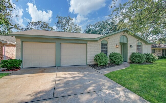Building Photo - 15611 La Casa Ln