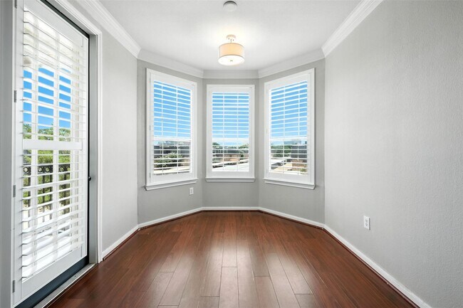 Building Photo - 7575 Kirby Dr