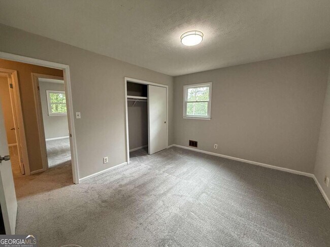 Building Photo - 3155 Oak Dr