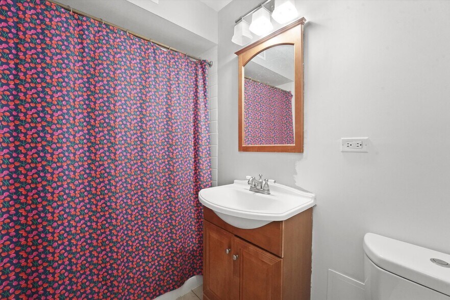 Building Photo - 6325 N Sheridan Rd