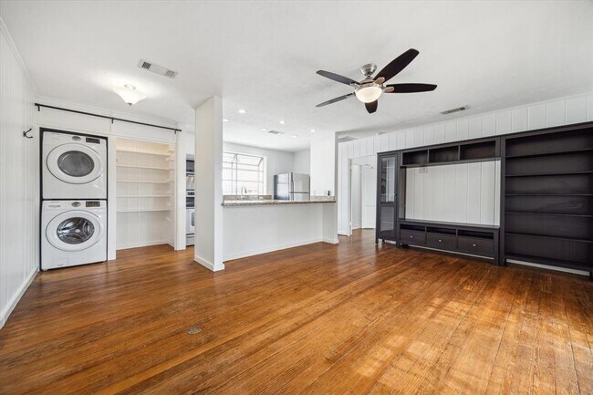 Building Photo - 2108 Branard St