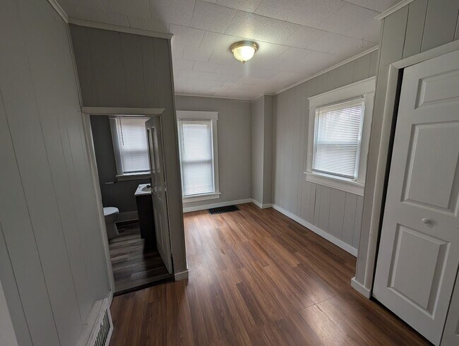 Building Photo - Spacious 3-Bedroom, 1.5-Bathroom Home with Garage – $1,550/Month - Accepting Section 8