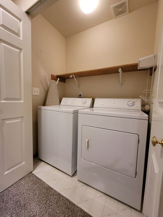 Building Photo - 2 Bedroom Townhome in Desirable Summerwind!