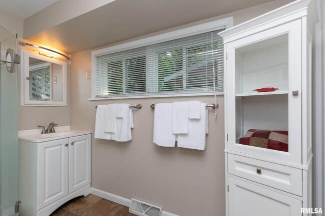 Building Photo - 4640 5th Ave