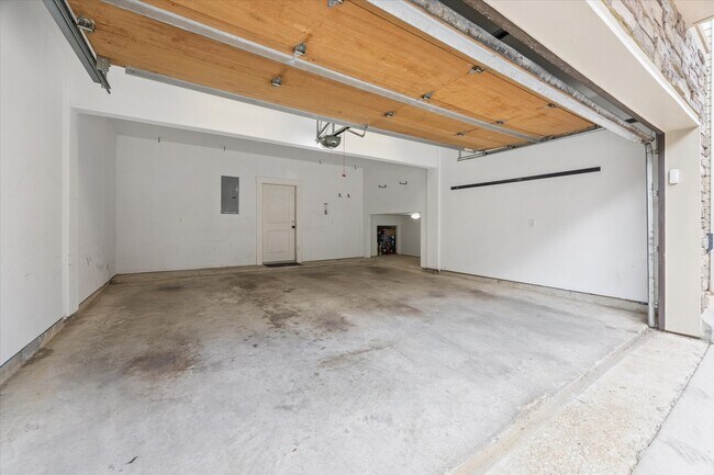 Building Photo - 1044 W 25th St