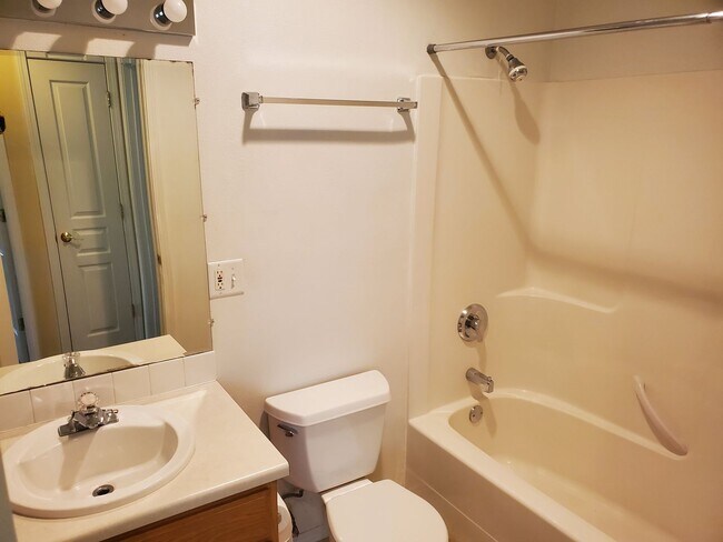 Building Photo - Spacious Centrally located 4 bed/2 bath ap...