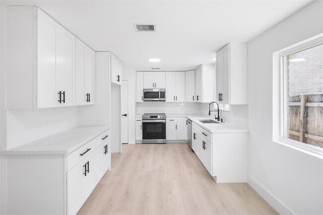 Building Photo - 10814 MacKenzie Dr