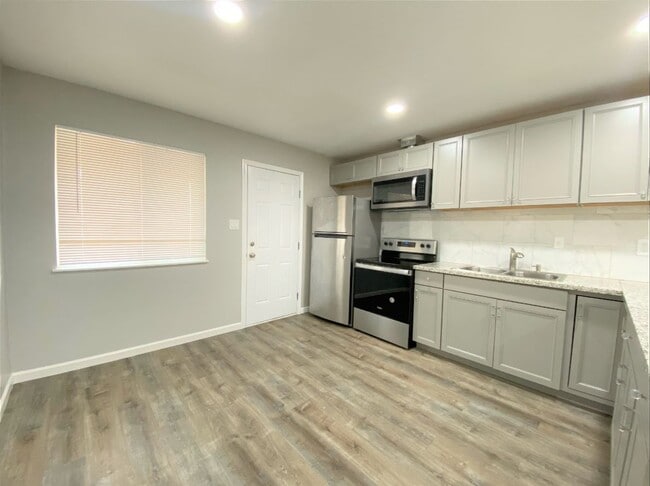 Building Photo - 817 E Bellevue Rd