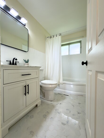 Bathroom - 1928 Cornell Ave