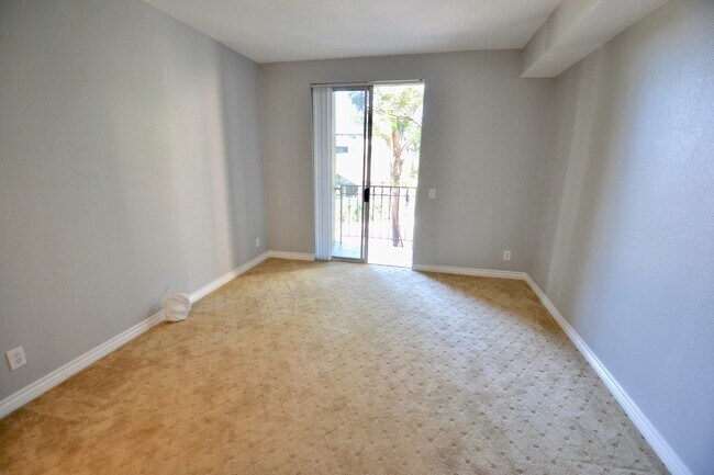 Building Photo - Spacious Bankers Hill 2/2 Condo! Walk to B...