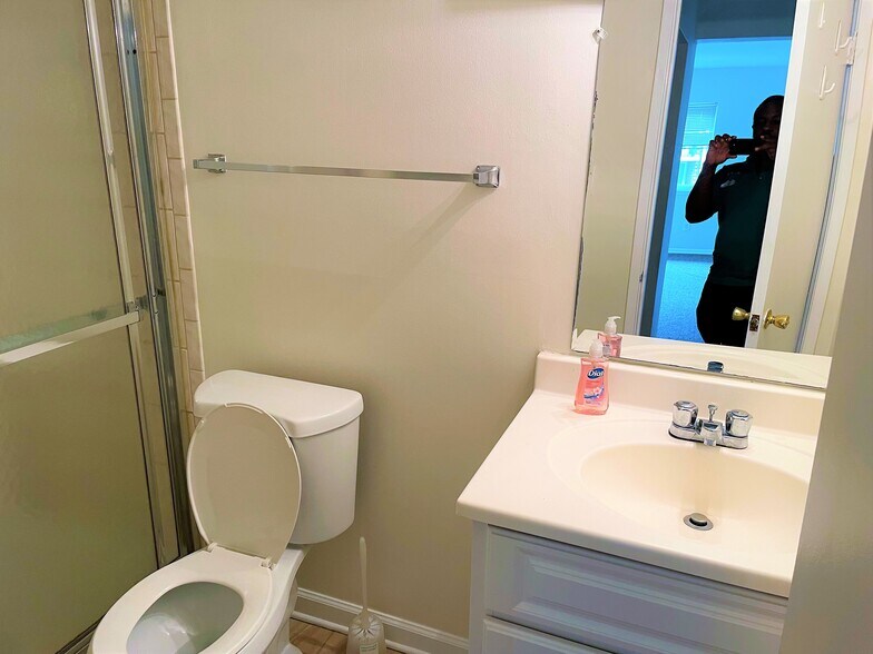 Bathroom - 10222 Prince Plz