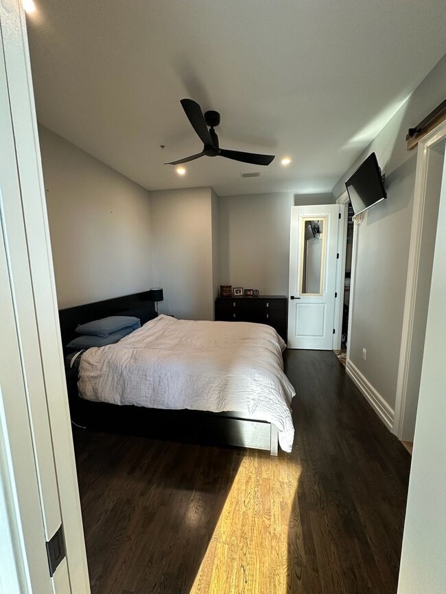 Building Photo - Beautiful 1 Bedroom 1.5 Bath Condo in down...