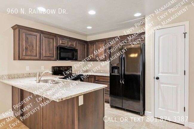 Building Photo - 3 Bed - 2.5 Bath, Beautiful Townhome in La...