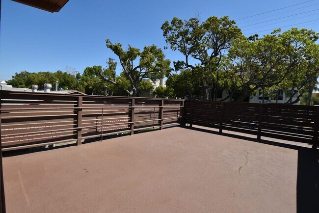 Building Photo - 605-609