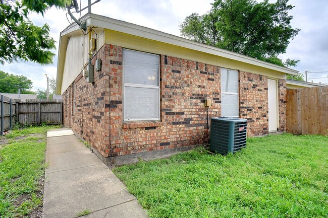 Building Photo - Tiffany Meadows