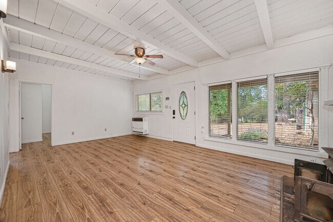 Building Photo - Country living in Beautiful Meadow Vista