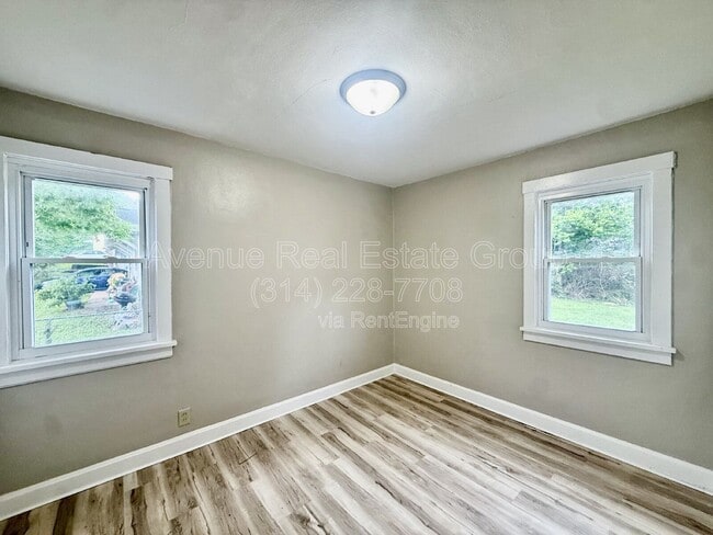 Building Photo - 927 N Elm Ave