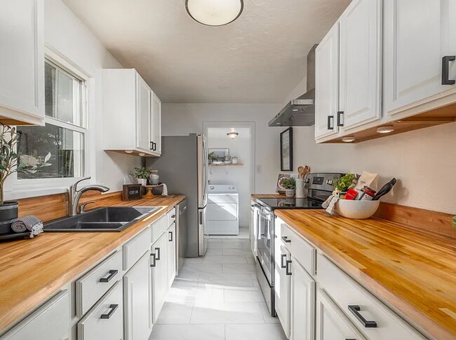 Building Photo - Beautiful, Spacious 3B/2.5Bath Single Family Home