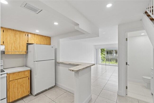 Building Photo - 9373 Fontainebleau Blvd