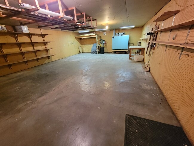 Building Photo - 615 N Lawe St