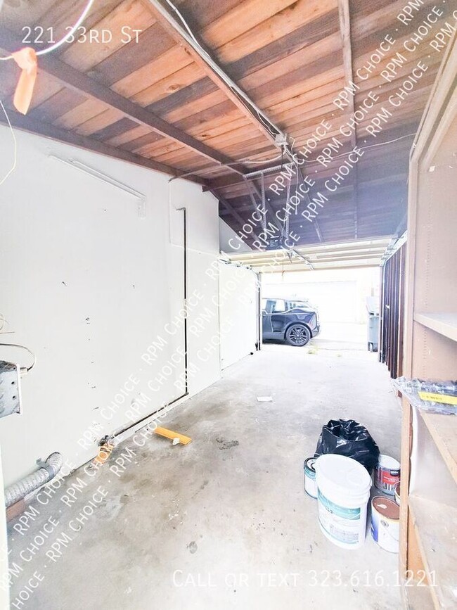 Building Photo - 221 33rd St
