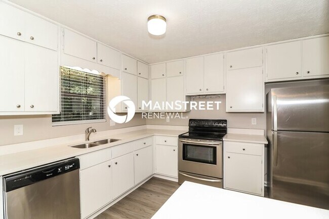 Building Photo - 3 Bedroom Pet-Friendly Home in Decatur, GA with Main Street Renewal