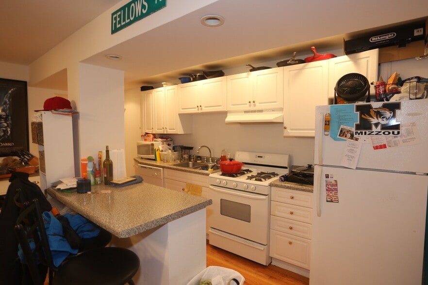 Building Photo - 1436 W Belle Plaine Ave