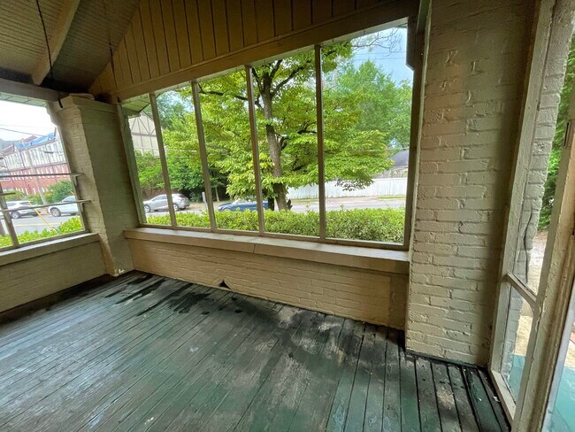 Screened in porch - 908 Oxmoor Rd